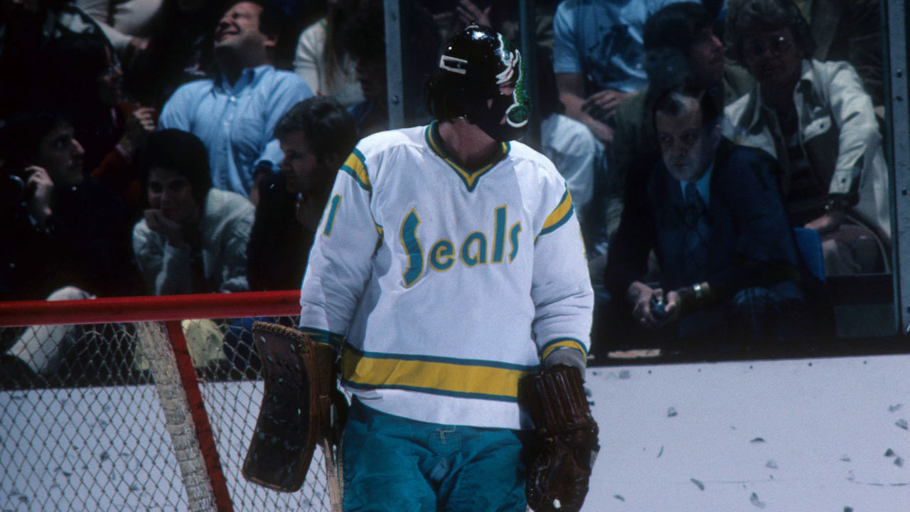 OAKLAND, CA - MARCH 19: Goalie Gary "Cobra" Simmons #31 of the California Golden Seals talks to the referee during an NHL game against the Montreal Canadiens on March 19, 1976 at the Oakland Coliseum in Oakland, California.