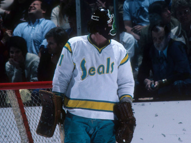OAKLAND, CA - MARCH 19: Goalie Gary "Cobra" Simmons #31 of the California Golden Seals talks to the referee during an NHL game against the Montreal Canadiens on March 19, 1976 at the Oakland Coliseum in Oakland, California.