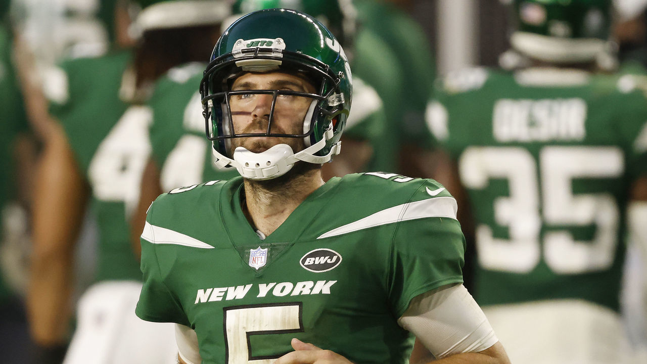 MIAMI GARDENS, FLORIDA - OCTOBER 18: Joe Flacco #5 of the New York Jets reacts against the Miami Dolphins at Hard Rock Stadium on October 18, 2020 in Miami Gardens, Florida.