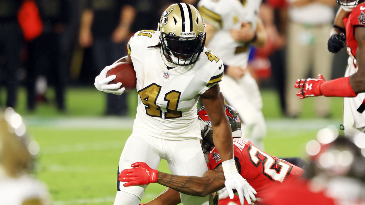 TAMPA, FLORIDA - NOVEMBER 08: Alvin Kamara #41 of the New Orleans Saints runs with the ball during the first half against the Tampa Bay Buccaneers at Raymond James Stadium on November 08, 2020 in Tampa, Florida.