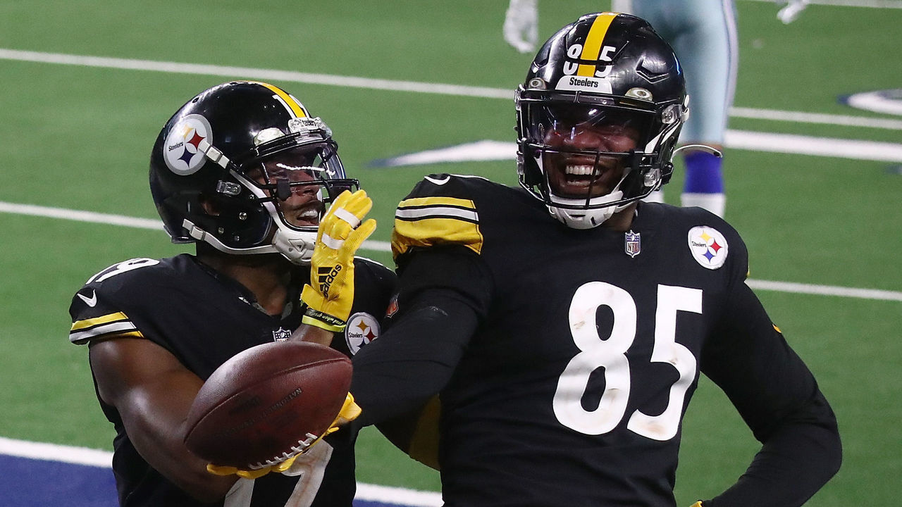 ARLINGTON, TEXAS - NOVEMBER 08: Eric Ebron #85 of the Pittsburgh Steelers celebrates a touchdown with JuJu Smith-Schuster #19 during the second half of a game against the Dallas Cowboys at AT&T Stadium on November 08, 2020 in Arlington, Texas.