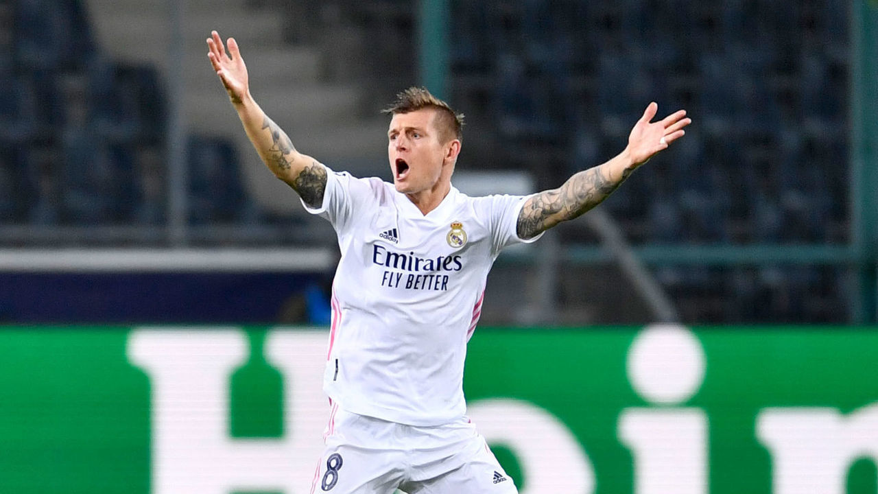 27 October 2020, North Rhine-Westphalia, Mönchengladbach: Football: Champions League, Group stage, Group B, 2nd matchday, Borussia Mönchengladbach - Real Madrid at the stadium in Borussia-Park. Toni Kroos from Madrid reacts. Photo: Marius Becker/dpa