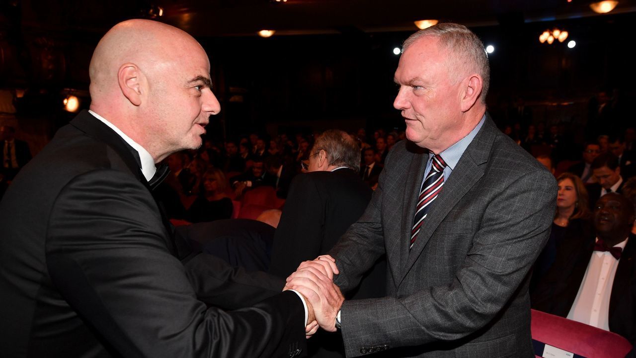 FIFA president Gianni Infantino (L) greets FA chairman Greg Clarke at The Best FIFA Football Awards ceremony, on October 23, 2017 in London. / AFP PHOTO / Ben STANSALL