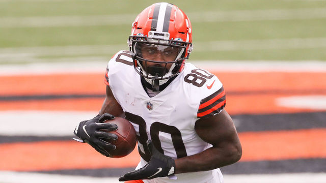 CINCINNATI, OH - OCTOBER 25: Cleveland Browns wide receiver Jarvis Landry (80) carries the ball during the game against the Cleveland Browns and the Cincinnati Bengals on October 25, 2020, at Paul Brown Stadium in Cincinnati, OH.