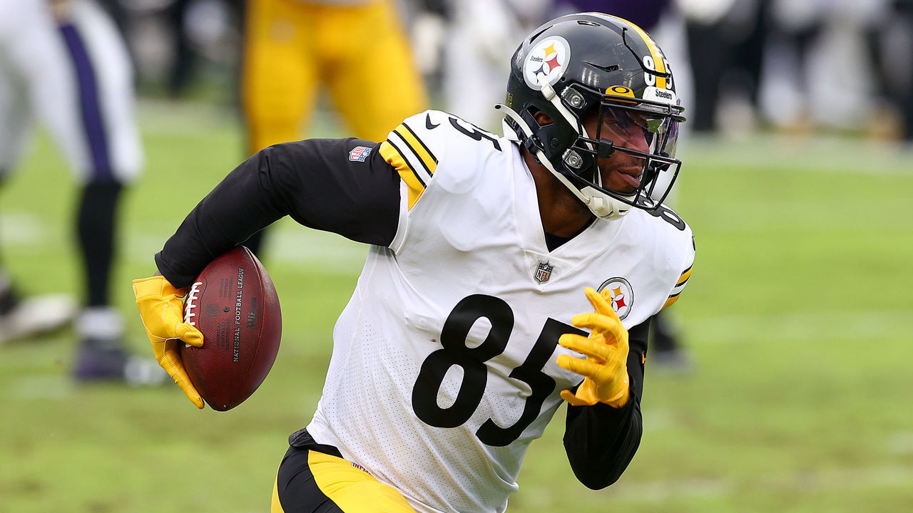 BALTIMORE, MARYLAND - NOVEMBER 01: Tight end Eric Ebron #85 of the Pittsburgh Steelers rushes for a touchdown after catching a pass against the Baltimore Ravens in the third quarter at M&T Bank Stadium on November 01, 2020 in Baltimore, Maryland.