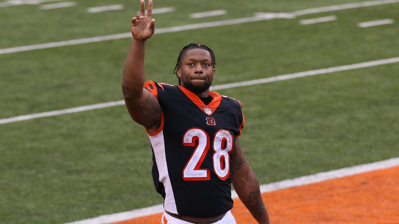 CINCINNATI, OH - OCTOBER 04: Cincinnati Bengals running back Joe Mixon (28) acknowledges the fans after the game against the Jacksonville Jaguars and the Cincinnati Bengals on October 4, 2020, at Paul Brown Stadium in Cincinnati, OH.