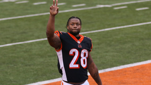 CINCINNATI, OH - OCTOBER 04: Cincinnati Bengals running back Joe Mixon (28) acknowledges the fans after the game against the Jacksonville Jaguars and the Cincinnati Bengals on October 4, 2020, at Paul Brown Stadium in Cincinnati, OH.