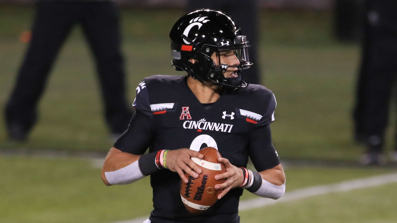CINCINNATI, OH - NOVEMBER 13: Cincinnati Bearcats quarterback Desmond Ridder (9) looks to pass during the game against the East Carolina Pirates and the Cincinnati Bearcats on November 13, 2020, at Nippert Stadium in Cincinnati, OH.