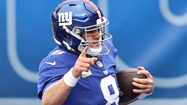 EAST RUTHERFORD, NEW JERSEY - NOVEMBER 15: Daniel Jones #8 of the New York Giants reacts as he runs the ball in for a touchdown during the first half against the Philadelphia Eagles at MetLife Stadium on November 15, 2020 in East Rutherford, New Jersey.