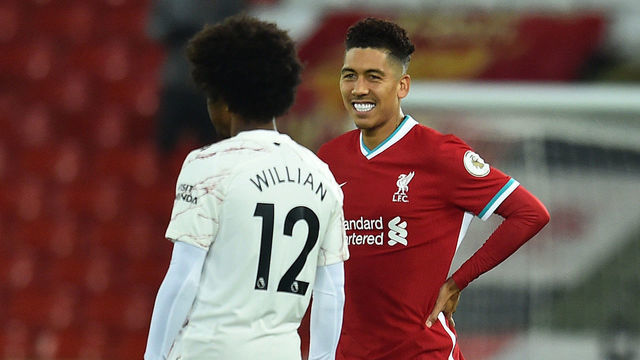 LIVERPOOL, ENGLAND - SEPTEMBER 28: (SUN OUT, THE SUN ON SUNDAY OUT) Willian of Arsenal and Roberto Firmino of Liverpool during the Premier League match between Liverpool and Arsenal at Anfield on September 28, 2020 in Liverpool, England. Sporting stadiums around the UK remain under strict restrictions due to the Coronavirus Pandemic as Government social distancing laws prohibit fans inside venues resulting in games being played behind closed doors.
