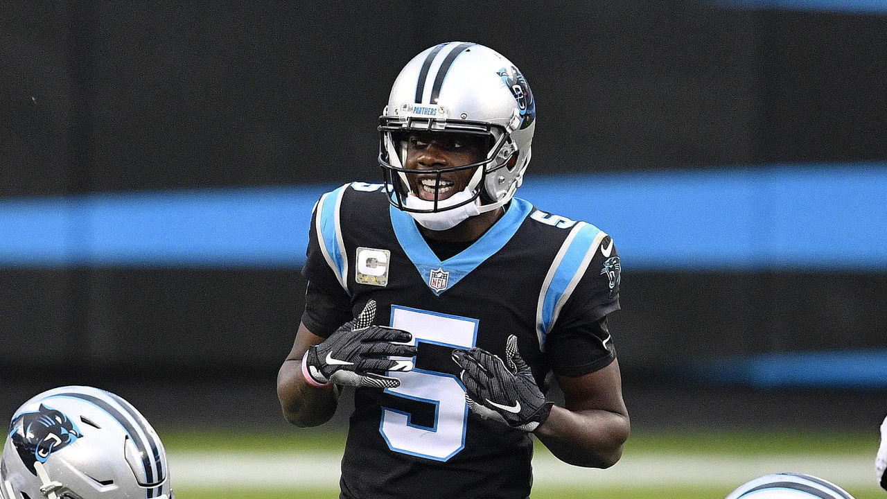 CHARLOTTE, NORTH CAROLINA - NOVEMBER 15: Teddy Bridgewater #5 of the Carolina Panthers signals to his team during their NFL game against the Tampa Bay Buccaneers at Bank of America Stadium on November 15, 2020 in Charlotte, North Carolina.