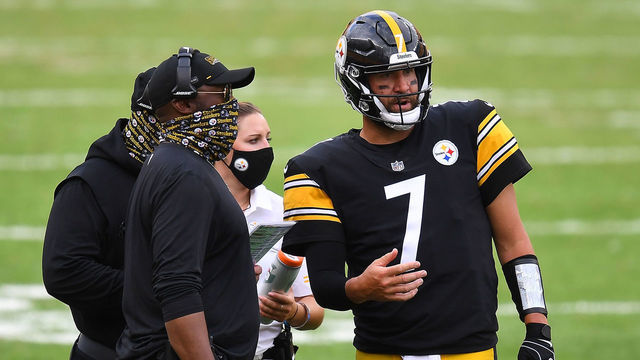 PITTSBURGH, PA - SEPTEMBER 27: Head coach Mike Tomlin of the Pittsburgh Steelers talks with Ben Roethlisberger #7 during the game against the Houston Texans at Heinz Field on September 27, 2020 in Pittsburgh, Pennsylvania.