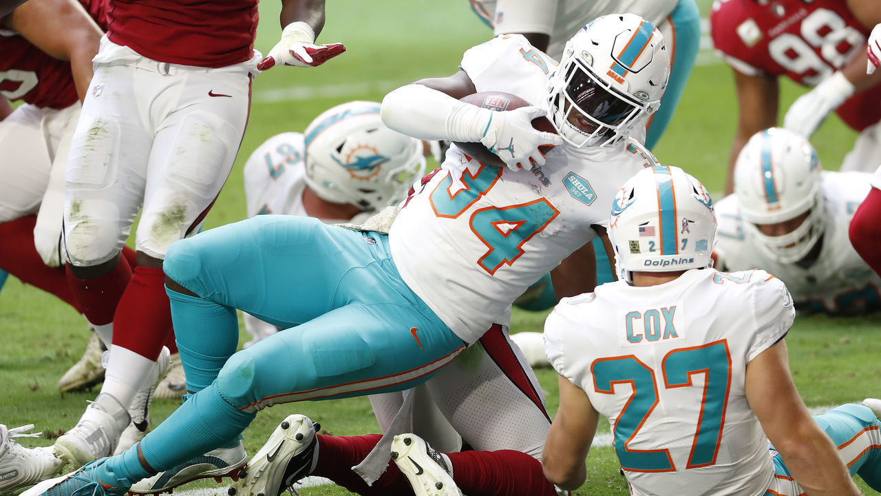GLENDALE, ARIZONA - NOVEMBER 08: Jordan Howard #34 of the Miami Dolphins scores a touchdown during the first half against the Arizona Cardinals at State Farm Stadium on November 08, 2020 in Glendale, Arizona.