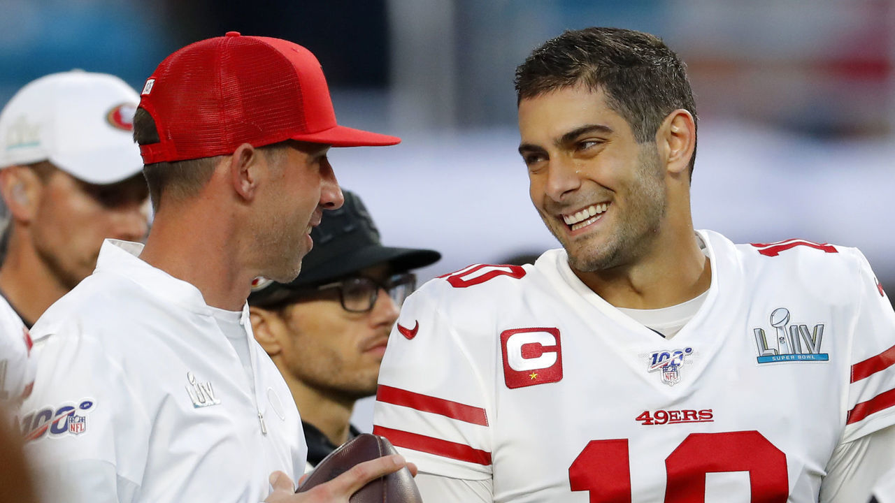 MIAMI, FLORIDA - FEBRUARY 02: Head coach Kyle Shanahan of the San Francisco 49ers talks with Jimmy Garoppolo #10 prior to Super Bowl LIV against the Kansas City Chiefs at Hard Rock Stadium on February 02, 2020 in Miami, Florida.
