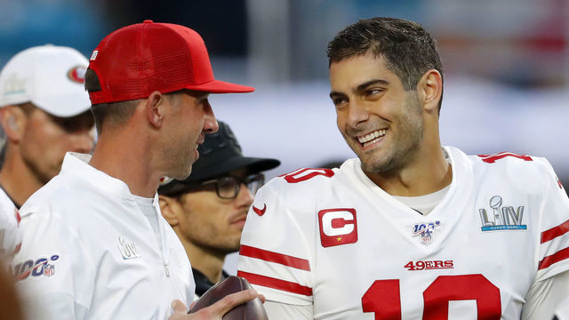 MIAMI, FLORIDA - FEBRUARY 02: Head coach Kyle Shanahan of the San Francisco 49ers talks with Jimmy Garoppolo #10 prior to Super Bowl LIV against the Kansas City Chiefs at Hard Rock Stadium on February 02, 2020 in Miami, Florida.