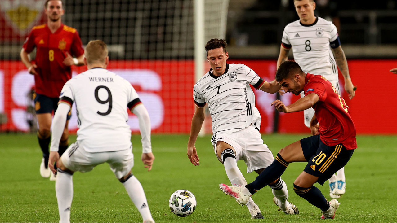 03 September 2020, Baden-Wuerttemberg, Stuttgart: Football: Nations League A, group stage, group 4, 1st matchday: Germany - Spain in the Mercedes-Benz Arena. Julian Draxler (M) of Germany and Ferran Torres (r) of Spain fight for the ball. Photo: Christian Charisius/dpa