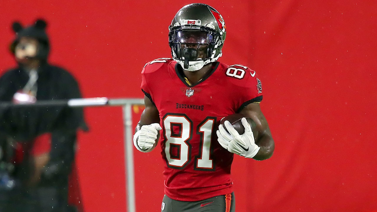 TAMPA, FL - NOVEMBER 08: Antonio Brown (81) of the Bucs warms up before the regular season game between the New Orleans Saints and the Tampa Bay Buccaneers on November 08, 2020 at Raymond James Stadium in Tampa, Florida.