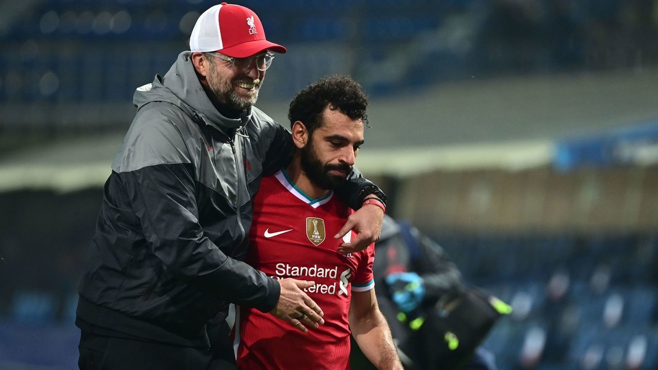 Liverpool's German manager Jurgen Klopp (L) celebrates with Liverpool's Egyptian midfielder Mohamed Salahl at the end of the UEFA Champions league football match Atalanta Bergamo vs Liverpool, on November 3, 2020 at the Atalanta stadium in Bergamo.