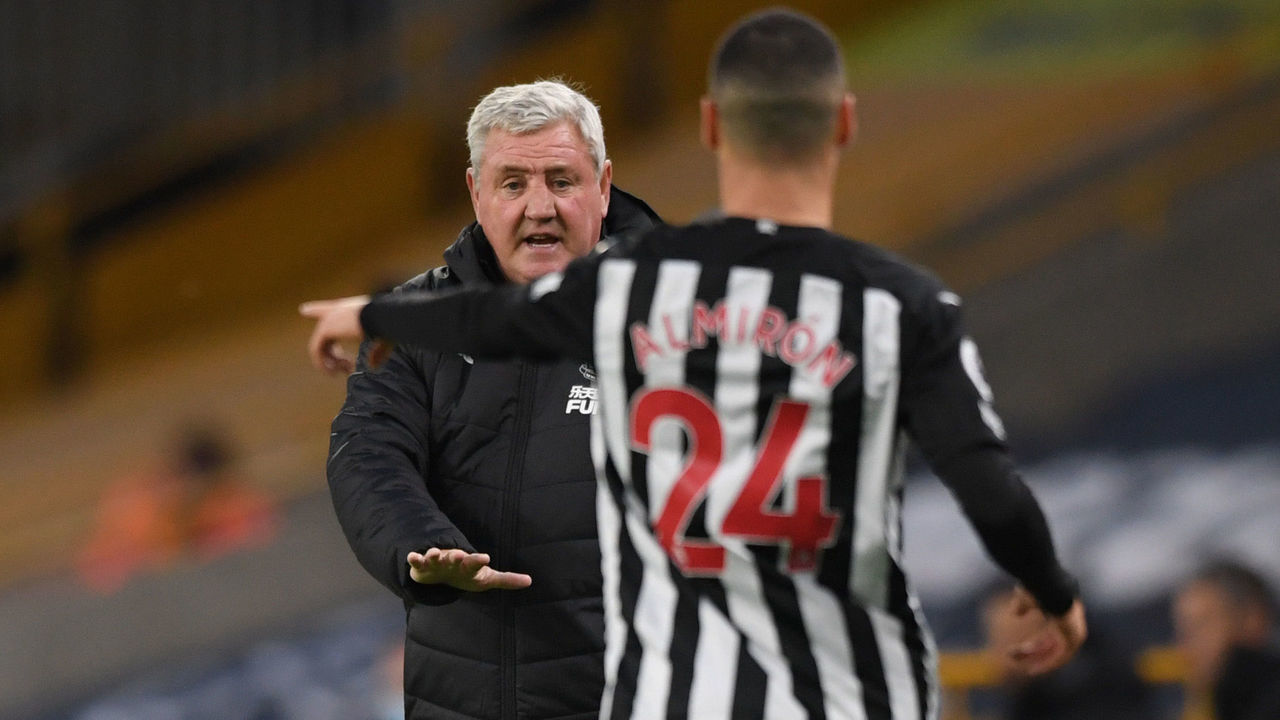 WOLVERHAMPTON, ENGLAND - OCTOBER 25: Steve Bruce, Manager of Newcastle United gives his team instructions to Miguel Almiron of Newcastle United during the Premier League match between Wolverhampton Wanderers and Newcastle United at Molineux on October 25, 2020 in Wolverhampton, England. Sporting stadiums around the UK remain under strict restrictions due to the Coronavirus Pandemic as Government social distancing laws prohibit fans inside venues resulting in games being played behind closed doors.
