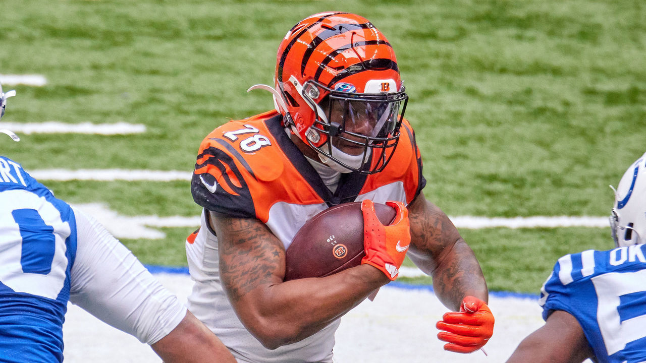 INDIANAPOLIS, IN - OCTOBER 18: Cincinnati Bengals Running Back Joe Mixon (28) runs with the football in game action during a NFL game between the Indianapolis Colts and the Cincinnati Bengals on October 18, 2020, at Lucas Oil Stadium in Indianapolis, IN.