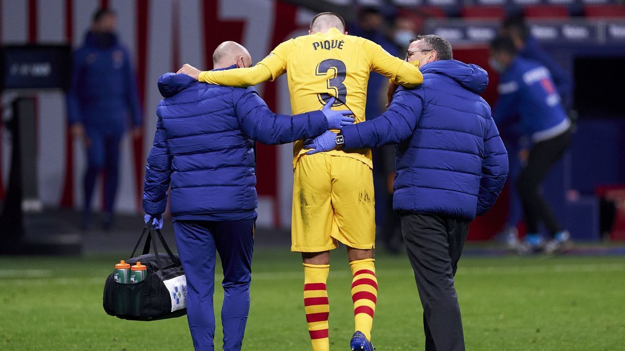 MADRID, SPAIN - NOVEMBER 21: Gerard Pique of FC Barcelona leaves the game in the second half with an injury during the La Liga Santander match between Atletico de Madrid and FC Barcelona at Estadio Wanda Metropolitano on November 21, 2020 in Madrid, Spain.