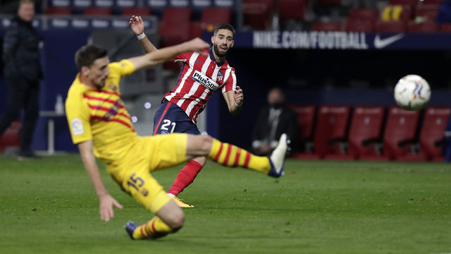 MADRID, SPAIN - NOVEMBER 21: Yannick Carrasco of Atletico de Madrid scores his team's first goal past Clement Lenglet of FC Barcelona during the La Liga Santander match between Atletico de Madrid and FC Barcelona at Estadio Wanda Metropolitano on November 21, 2020 in Madrid, Spain. Football Stadiums around Europe remain empty due to the Coronavirus Pandemic as Government social distancing laws prohibit fans inside venues resulting in fixtures being played behind closed doors.