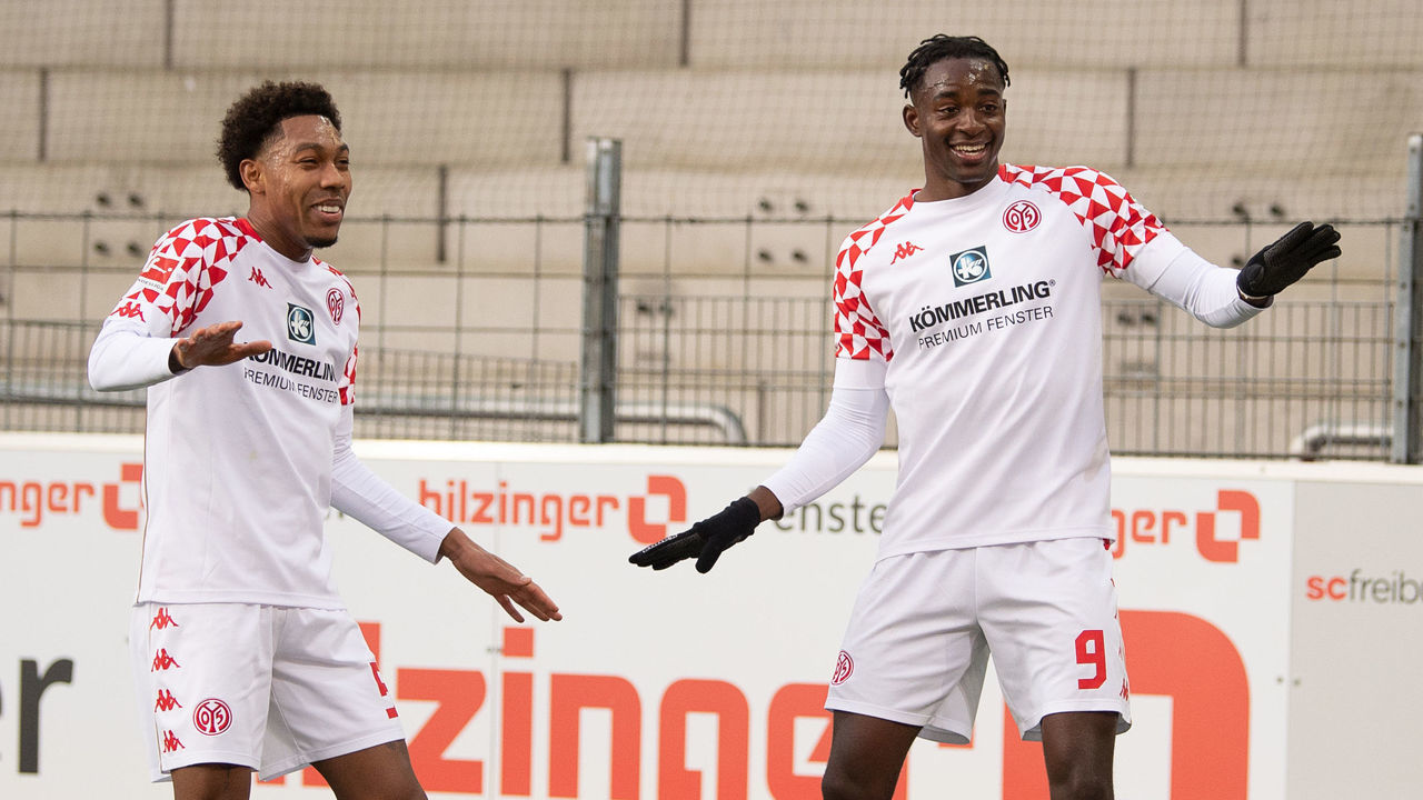 22 November 2020, Baden-Wuerttemberg, Freiburg im Breisgau: Football: Bundesliga, SC Freiburg - FSV Mainz 05, 8th matchday, Black Forest Stadium. Mainz's Jean-Paul Boëtius (l) and Jean-Philippe Mateta dance after the latter's goal for the 0:3. Photo: Sebastian Gollnow/dpa - IMPORTANT NOTE: In accordance with the regulations of the DFL Deutsche Fußball Liga and the DFB Deutscher Fußball-Bund, it is prohibited to exploit or have exploited in the stadium and/or from the game taken photographs in the form of sequence images and/or video-like photo series.