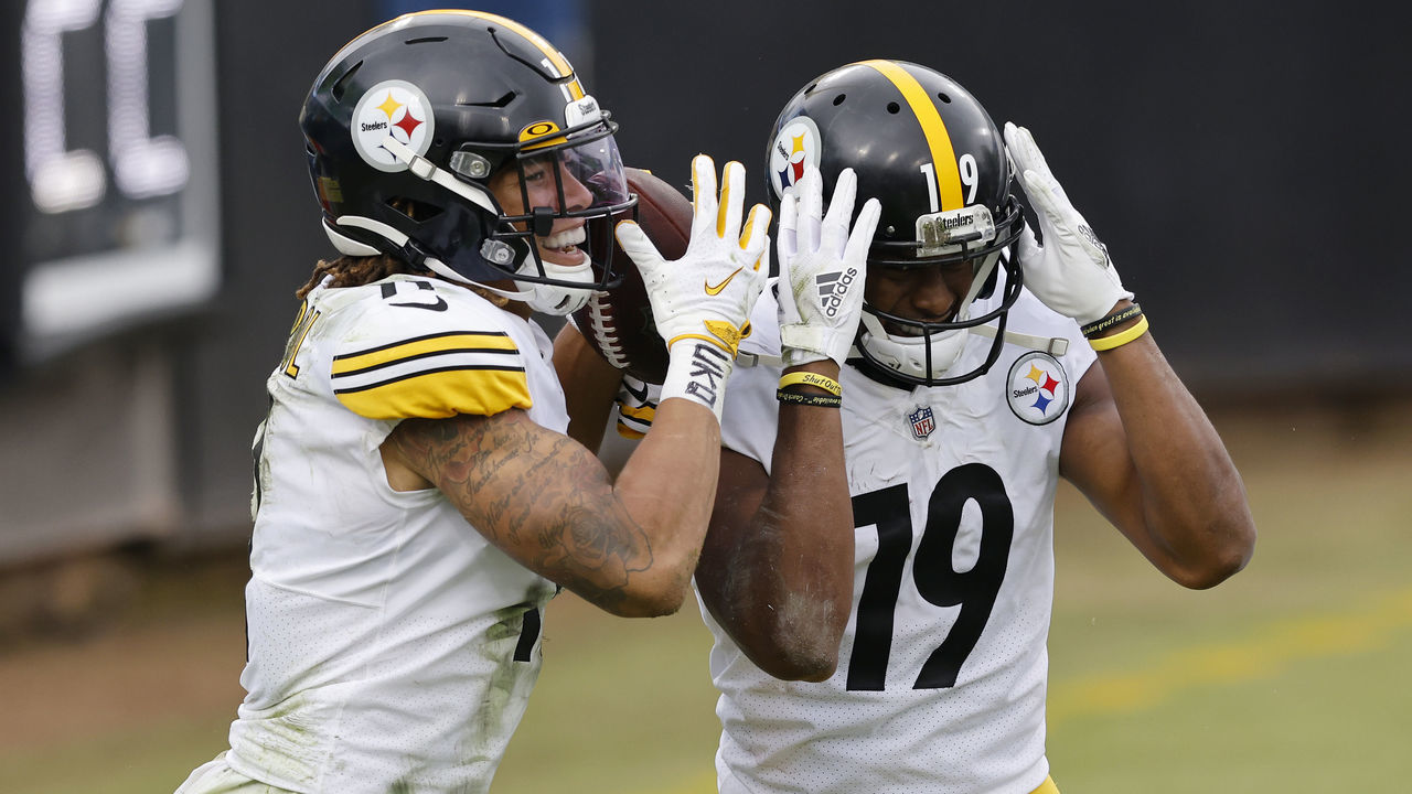 JACKSONVILLE, FLORIDA - NOVEMBER 22: Chase Claypool #11 and JuJu Smith-Schuster #19 of the Pittsburgh Steelers react after Claypool's touchdown during the first half against the Jacksonville Jaguars at TIAA Bank Field on November 22, 2020 in Jacksonville, Florida.