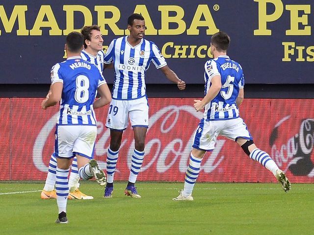 Real Sociedad's Swedish forward Alexander Isak (C) celebrates with teammates after scoring a goal during the Spanish League football match between Cadiz CF and Real Sociedad at the Ramon de Carranza stadium in Cadiz on November 22, 2020.