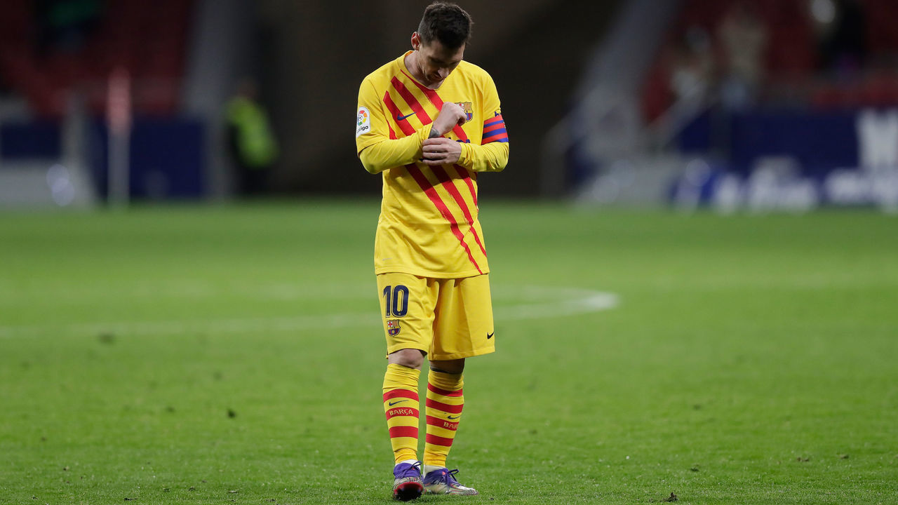 MADRID, SPAIN - NOVEMBER 21: Lionel Messi of FC Barcelona reacts during the La Liga Santander match between Atletico de Madrid and FC Barcelona at Estadio Wanda Metropolitano on November 21, 2020 in Madrid, Spain.