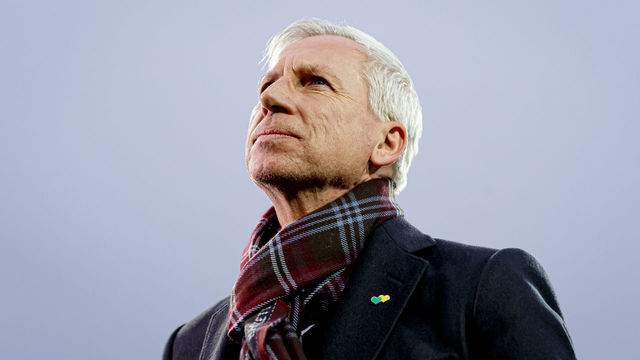 ALKMAAR, NETHERLANDS - MARCH 7: coach Alan Pardew of ADO Den Haag during the Dutch Eredivisie match between AZ Alkmaar v ADO Den Haag at the AFAS Stadium on March 7, 2020 in Alkmaar Netherlands