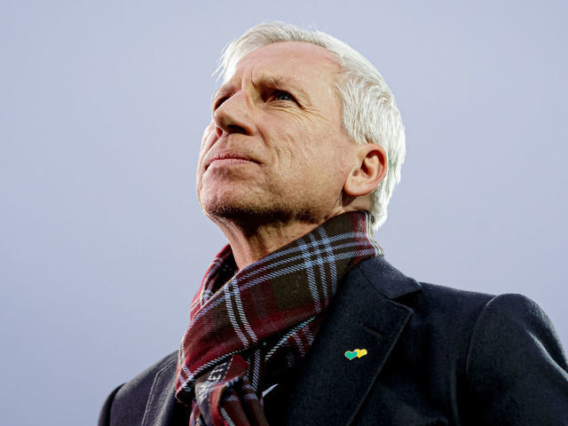 ALKMAAR, NETHERLANDS - MARCH 7: coach Alan Pardew of ADO Den Haag during the Dutch Eredivisie match between AZ Alkmaar v ADO Den Haag at the AFAS Stadium on March 7, 2020 in Alkmaar Netherlands