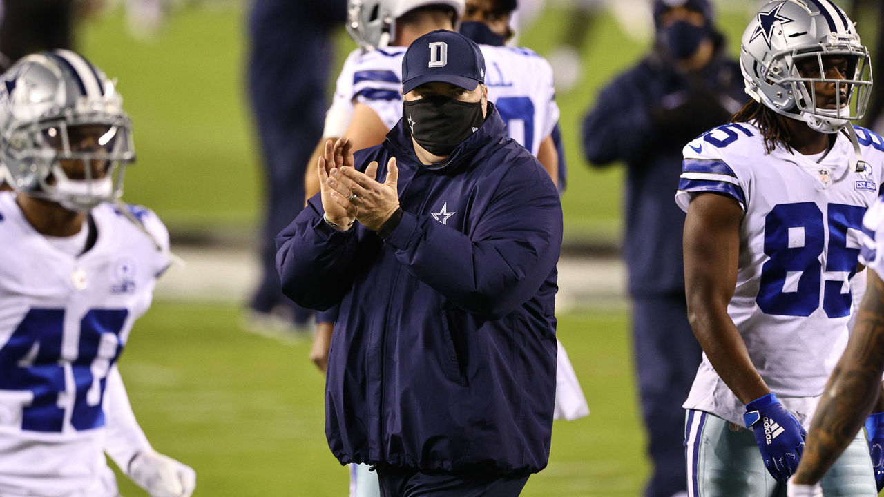 PHILADELPHIA, PENNSYLVANIA - NOVEMBER 01: Head coach Mike McCarthy of the Dallas Cowboys walks amongst and encourages his players on the field during warm-up prior the game against the Philadelphia Eagles at Lincoln Financial Field on November 01, 2020 in Philadelphia, Pennsylvania.