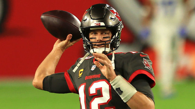 TAMPA, FLORIDA - NOVEMBER 23: Tom Brady #12 of the Tampa Bay Buccaneers warms up prior to facing the Los Angeles Rams at Raymond James Stadium on November 23, 2020 in Tampa, Florida.