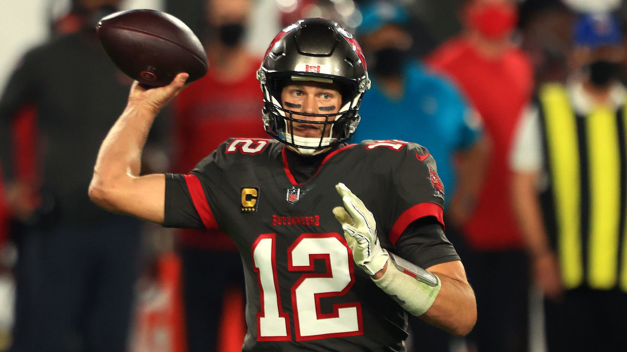 TAMPA, FLORIDA - NOVEMBER 23: Tom Brady #12 of the Tampa Bay Buccaneers looks to pass against the Los Angeles Rams during the second quarter in the game at Raymond James Stadium on November 23, 2020 in Tampa, Florida.