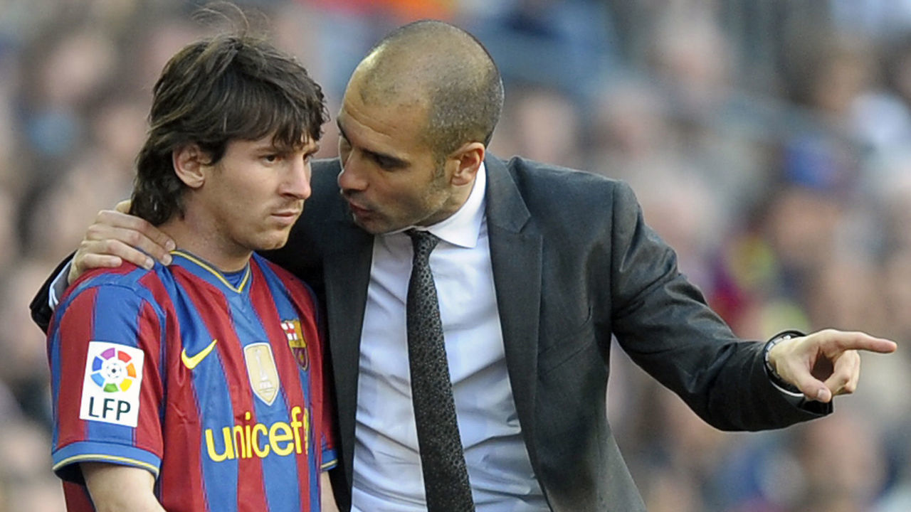 Barcelona's coach Pep Guardiola (R) talks with Barcelona's Argentinian forward Lionel Messi during their Spanish League football match between Barcelona and Jerez on April 24, 2010 at Camp Nou stadium in Barcelona. AFP PHOTO/LLUIS GENE