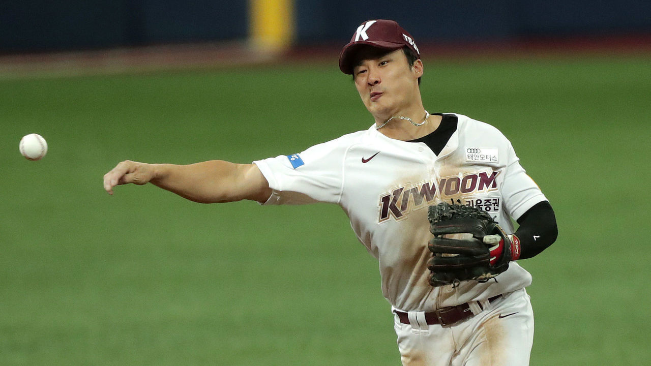 SEOUL, SOUTH KOREA - AUGUST 23: Outfielder Kim Ha-Seong #7 of Kiwoom Heroes throws to the first base in the top of the fifth inning during the KBO League game between KIA Tigers and Kiwoom Heroes at the Gocheok Skydome on August 23, 2020 in Seoul, South Korea.