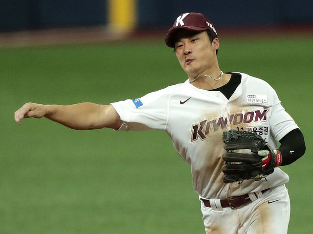SEOUL, SOUTH KOREA - AUGUST 23: Outfielder Kim Ha-Seong #7 of Kiwoom Heroes throws to the first base in the top of the fifth inning during the KBO League game between KIA Tigers and Kiwoom Heroes at the Gocheok Skydome on August 23, 2020 in Seoul, South Korea.