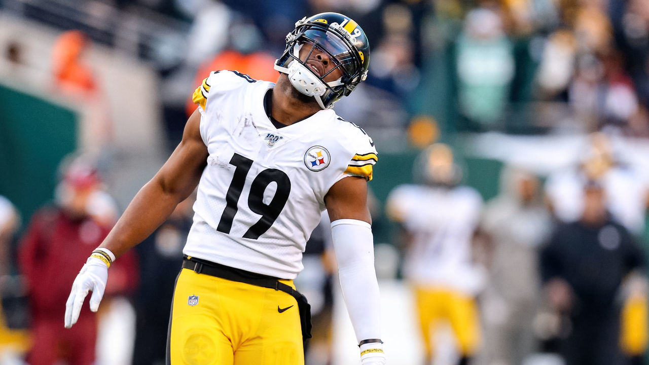 EAST RUTHERFORD, NJ - DECEMBER 22: Pittsburgh Steelers Wide Receiver JuJu Smith-Schuster (19) reacts after an incomplete pass on 4th down results in The New York Jets taking over on downs with 38 seconds remaining in the fourth quarter of the National Football League game between the Pittsburgh Steelers and the New York Jets on December 22, 2019 at MetLife Stadium in East Rutherford, NJ.