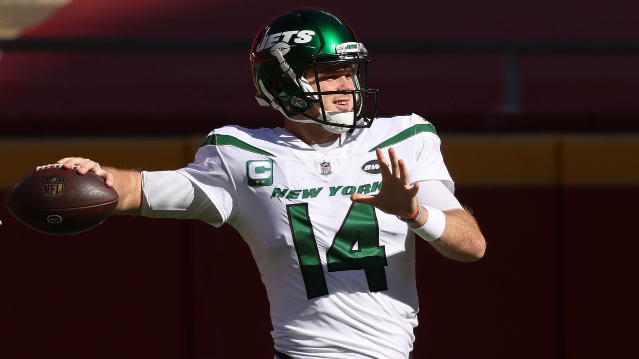 KANSAS CITY, MISSOURI - NOVEMBER 01: Sam Darnold #14 of the New York Jets warms up prior to their game against the Kansas City Chiefs at Arrowhead Stadium on November 01, 2020 in Kansas City, Missouri.