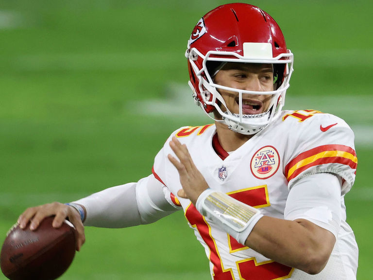 Mahomes takes snaps in practice, remains in concussion protocol ...