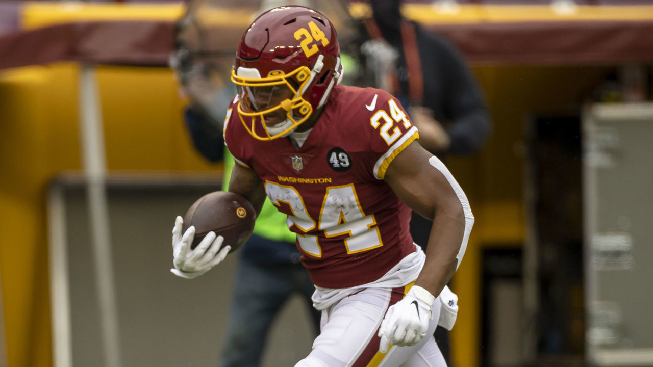 LANDOVER, MD - OCTOBER 25: Antonio Gibson #24 of the Washington Football Team carries the ball against the Dallas Cowboys during the first half at FedExField on October 25, 2020 in Landover, Maryland.