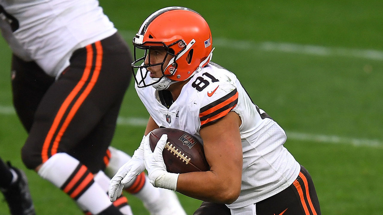 PITTSBURGH, PA - OCTOBER 18: Austin Hooper #81 of the Cleveland Browns in action during the game against the Pittsburgh Steelers at Heinz Field on October 18, 2020 in Pittsburgh, Pennsylvania.