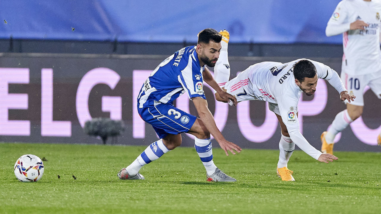 MADRID, SPAIN - NOVEMBER 28: Eden Hazard of Real Madrid battles for the ball with Ruben Duarte of Deportivo Alaves during the La Liga Santander match between Real Madrid and Deportivo Alaves at Estadio Santiago Bernabeu on November 28, 2020 in Madrid, Spain.
