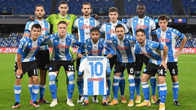 NAPLES, ITALY - NOVEMBER 29: The players of Napoli pose with the shirt of the late Diego Maradona during the Serie A match between SSC Napoli and AS Roma at Stadio San Paolo on November 29, 2020 in Naples, Italy.