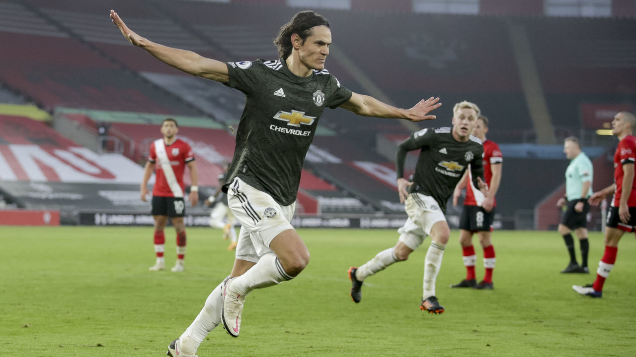 SOUTHAMPTON, ENGLAND - NOVEMBER 29: Edinson Cavani of Manchester United celebrates after he heads in and scores a goal to make it 3-2 during the Premier League match between Southampton and Manchester United at St Mary's Stadium on November 29, 2020 in Southampton, England. Sporting stadiums around the UK remain under strict restrictions due to the Coronavirus Pandemic as Government social distancing laws prohibit fans inside venues resulting in games being played behind closed doors.