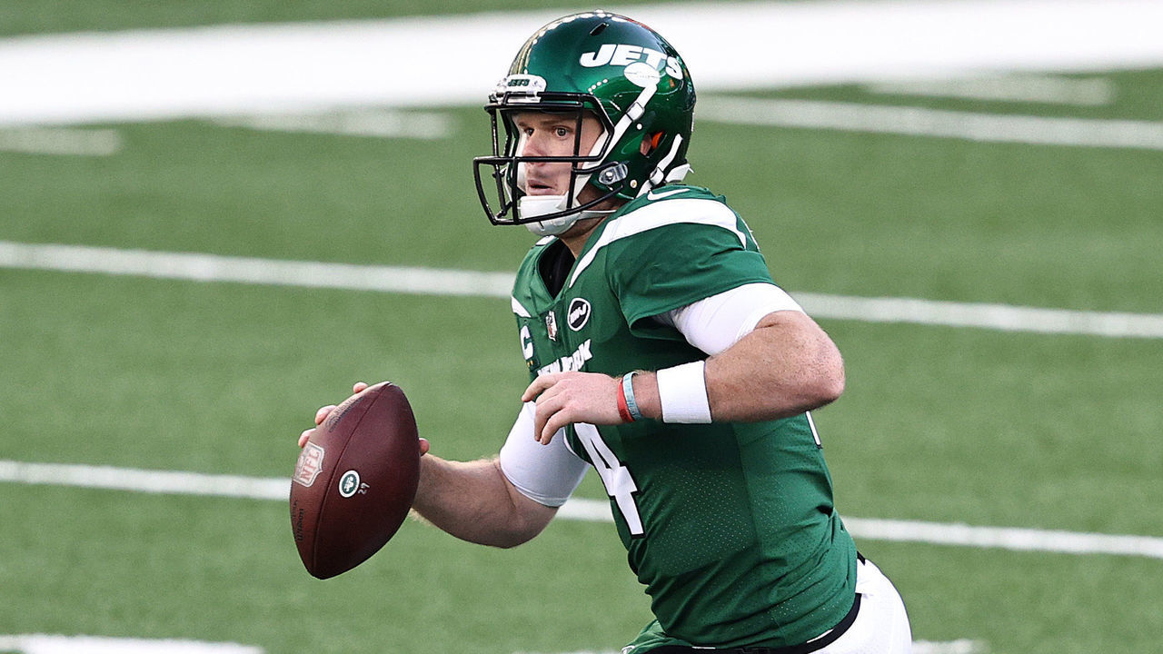 EAST RUTHERFORD, NEW JERSEY - NOVEMBER 29: Sam Darnold #14 of the New York Jets looks to pass against the Miami Dolphins at MetLife Stadium on November 29, 2020 in East Rutherford, New Jersey.