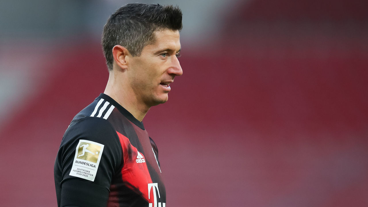 28 November 2020, Baden-Wuerttemberg, Stuttgart: Football: Bundesliga, VfB Stuttgart - Bayern Munich, 9th matchday, Mercedes-Benz Arena. Munich's Robert Lewandowski is watching. Photo: Tom Weller/dpa - IMPORTANT NOTE: In accordance with the regulations of the DFL Deutsche Fußball Liga and the DFB Deutscher Fußball-Bund, it is prohibited to exploit or have exploited in the stadium and/or from the game taken photographs in the form of sequence images and/or video-like photo series.