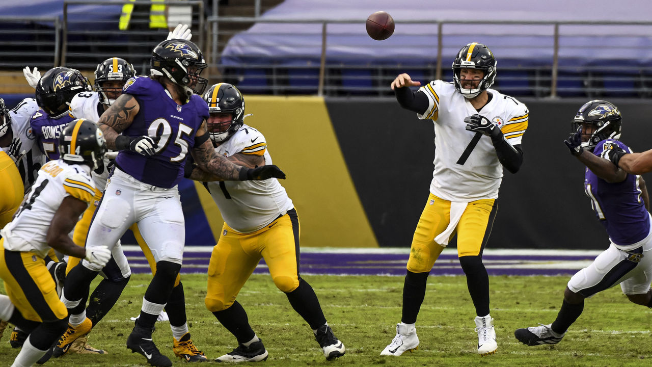 BALTIMORE, MD - NOVEMBER 01: Pittsburgh Steelers quarterback Ben Roethlisberger (7) completes a pass to wide receiver Chase Claypool (11) during the Pittsburgh Steelers game versus the Baltimore Ravens on November 1, 2020 at M&T Bank Stadium in Baltimore, MD.