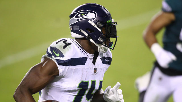 PHILADELPHIA, PA - NOVEMBER 30: Seattle Seahawks Wide Receiver DK Metcalf (14) carries the ball on a reception in the first half during the game between the Seattle Seahawks and Philadelphia Eagles on November 30, 2020 at Lincoln Financial Field in Philadelphia, PA.